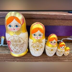 Russian Nesting Dolls Wooden 5 pieces Beautiful set for your collection